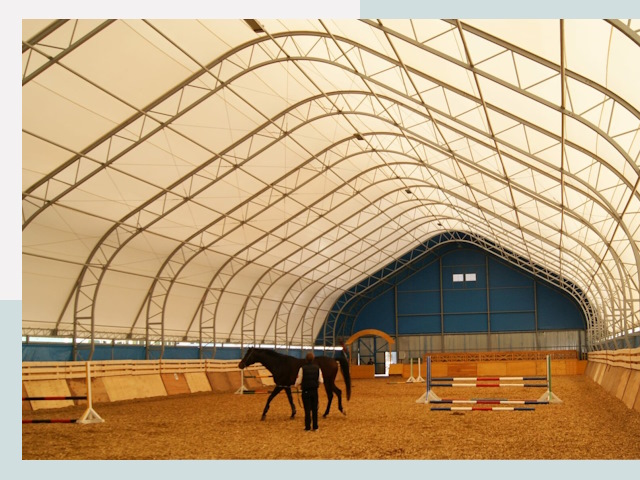 Строительство конных манежей в Полысаеве
